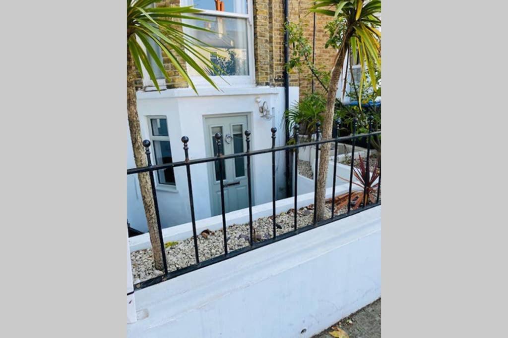 Ferienwohnung Stunning, Stylish Garden Flat In The Heart Of Wimbledon London Exterior foto